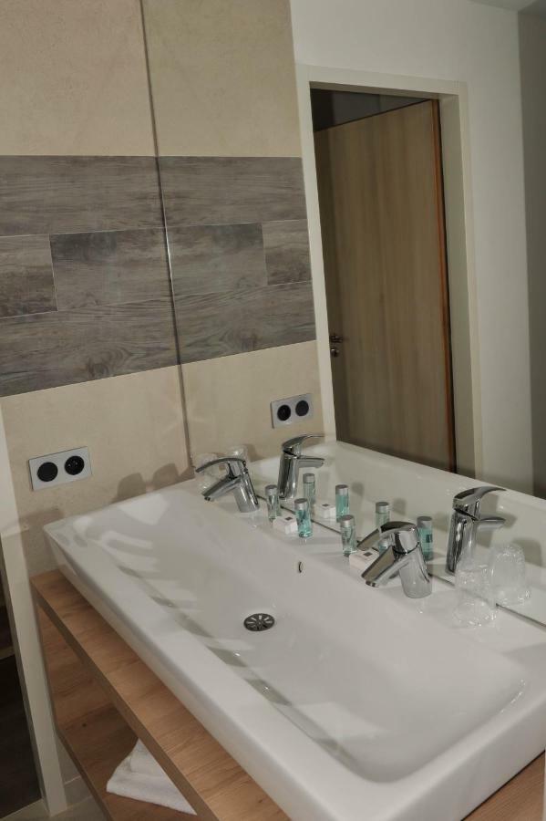 Residence Des Pilotes Le Vigeant ภายนอก รูปภาพ